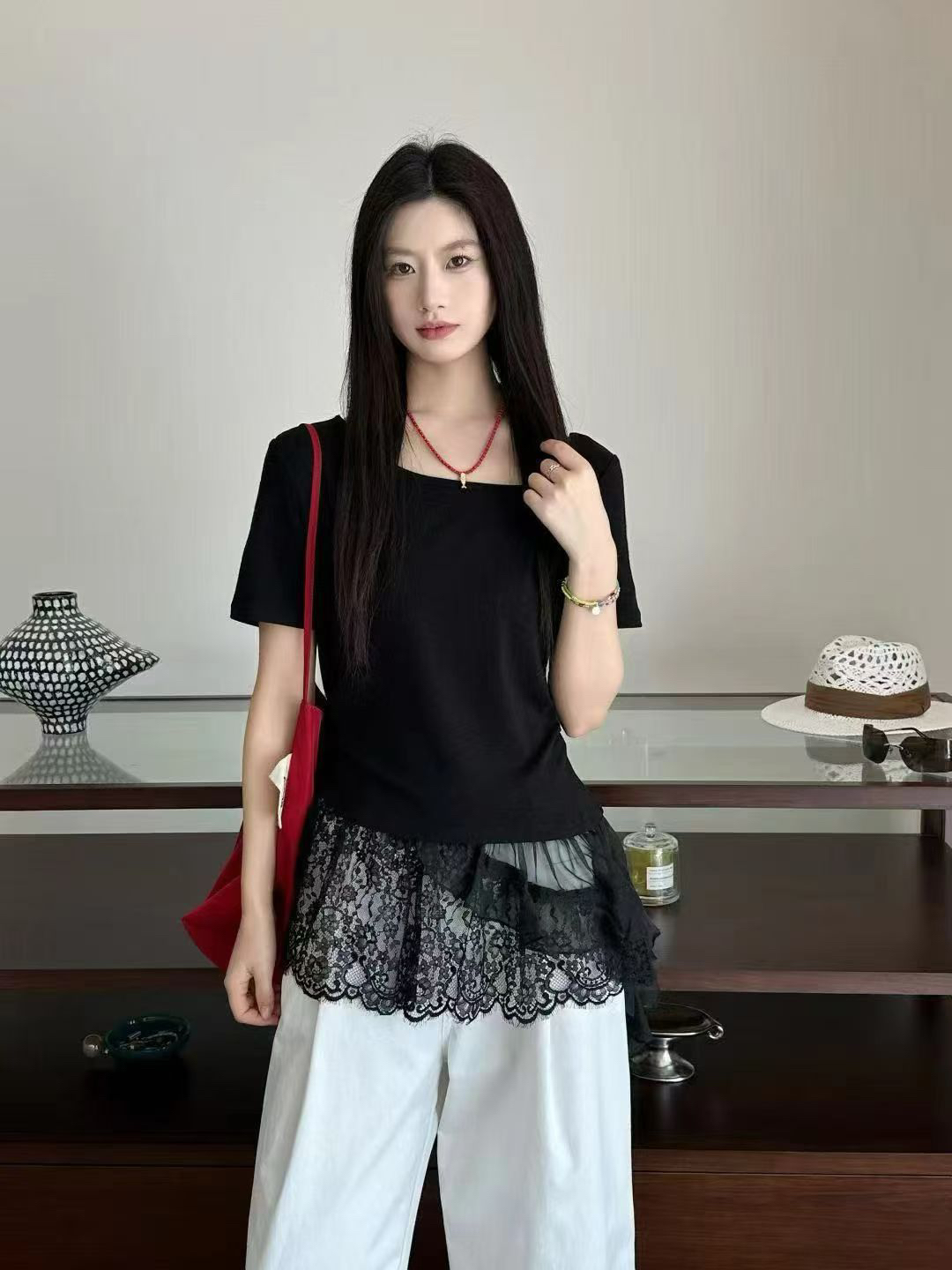한 맛 품격 비스듬한 어깨 반팔 티셔츠 여성 불규칙 레이스 조각 디자인 오프숄더 맨위 2026 여름 새로운