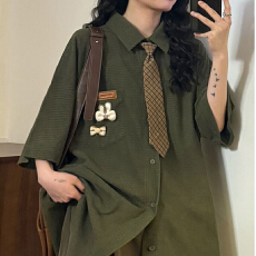 批发玉米粒面料实价，有领带夏日系复古宽松设计感短袖绿<b class='q'>衬衫</b>