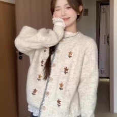 批发日系软糯高级感圆领花朵刺绣开衫毛衣外套<b class='q'>女</b>春秋款慵懒风穿搭上衣