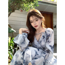 批发2026春季新款气质法式v领天丝蓝色碎花连衣裙收腰荷叶袖印花长<b class='q'>裙</b>