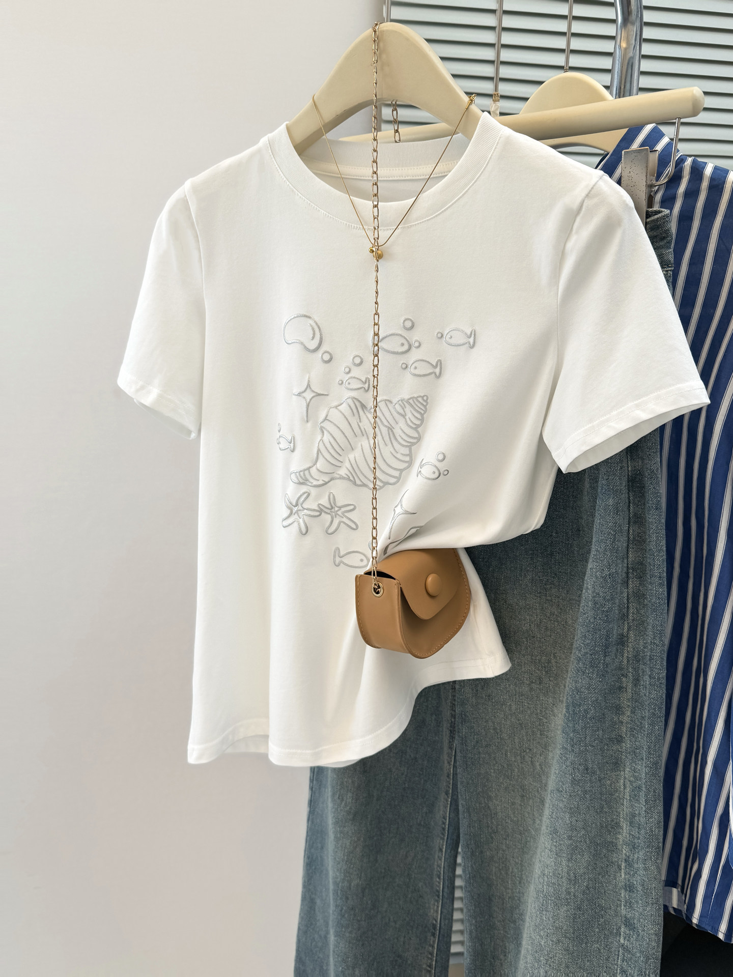 실사 한 부서 화이트 만화 조개 프린트 디자인 센스 긍정적 인 어깨 반팔 티셔츠 여성 여름 루즈핏 느긋한 맨위