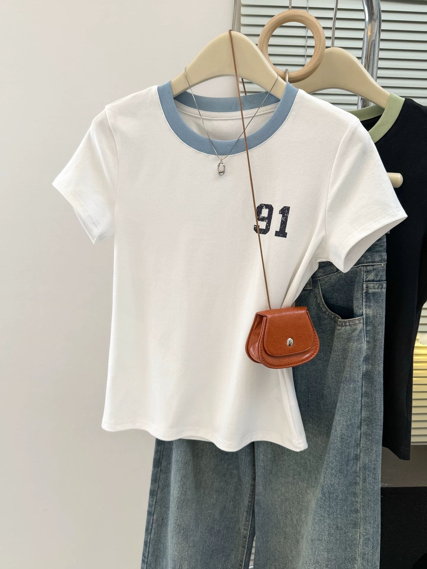 실사 배색 라운드 넥 반팔 티셔츠 여성 여름 새로운 몸매 가꾸기 한국 스타일 인사이드 가져 가라. 기본 셔츠 디자인 센스 맨위 서비스