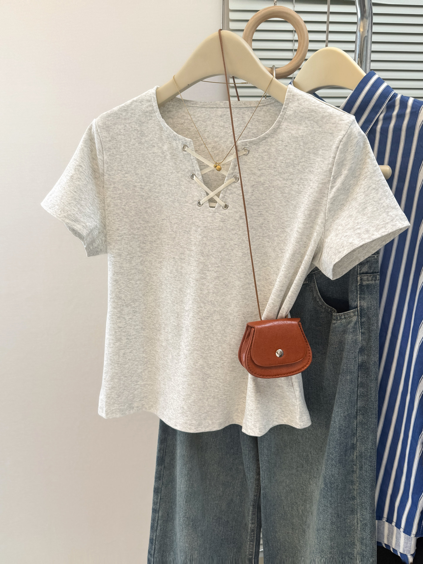 실사 달콤한 핫걸 V넥 스트랩 반팔 티셔츠 여성 여름 몸매 가꾸기 한국 스타일 인사이드 가져 가라. 기본 셔츠 쇼트 스타일 긍정적 인 어깨 의류