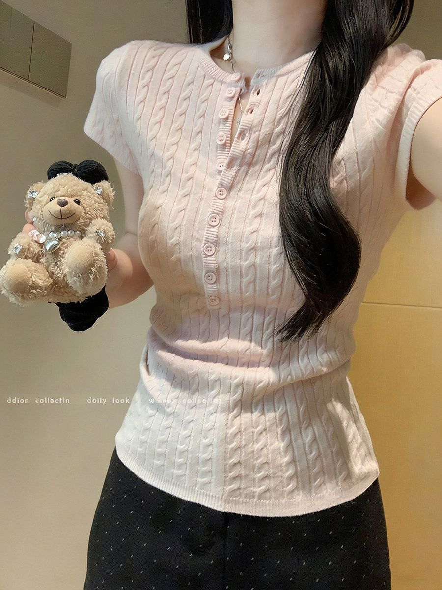 자이언트 잘 생긴 miu 부서 보여주기 지혜 핑크색 꽈배기 니트 반팔 여성 봄 여름 2026 새로운 몸매 가꾸기 반 개방 칼라 맨위