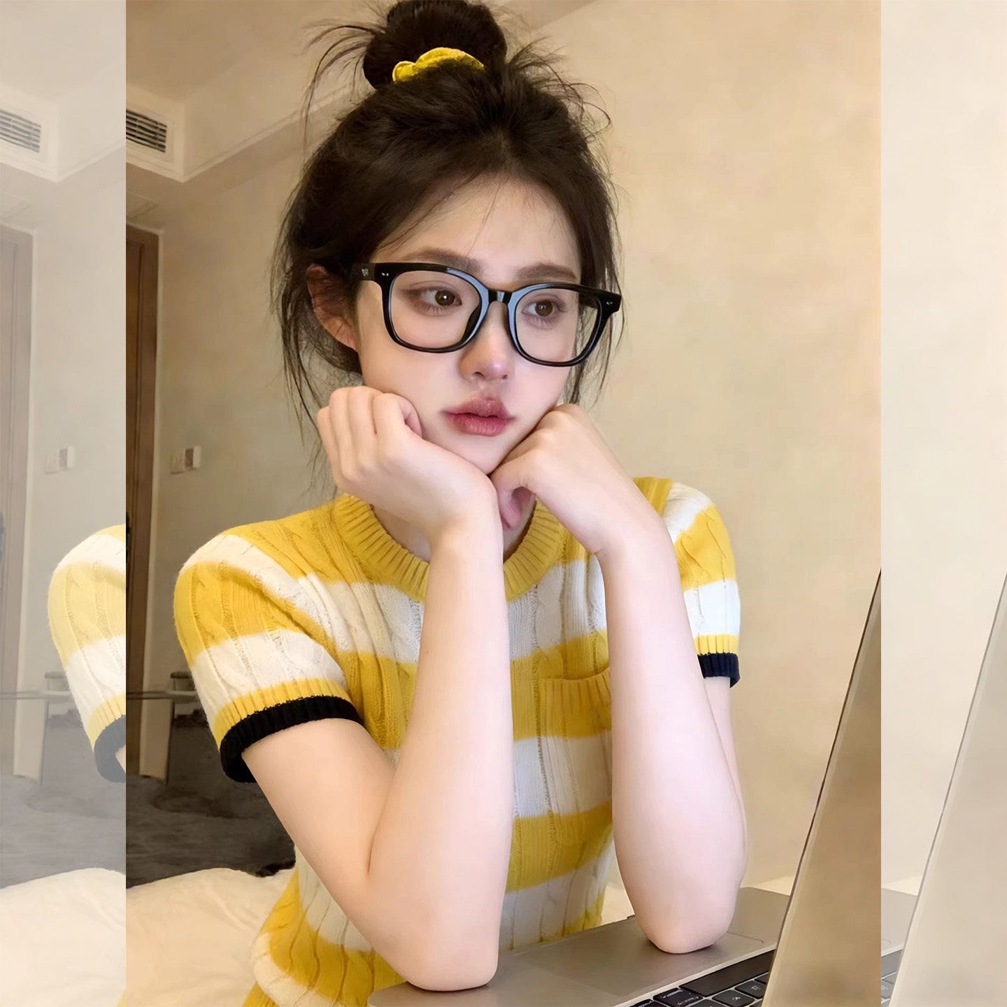 배색 스트라이프 막대기 가방 라운드 넥 반팔 니트 스웨터 여성 봄 캐주얼 바람 몸매 가꾸기 슬림해 보이는 풀오버 맨위