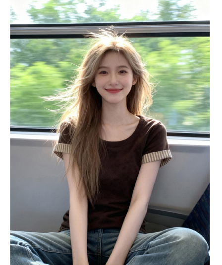 개성 커피 색상 스트라이프 커프스 티셔츠 여성 봄 여름 새로운 라운드 넥 배색 디자인 연령 감소 슬림해 보이는 달콤한 자매 바람 맨위