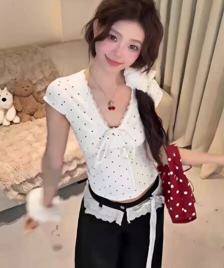 2026 새로운 달콤한 매운맛 바람 도트 무늬 V넥 레이스업 몸매 가꾸기 반팔 티셔츠 여름 레이스 레이스 miu 첨부 된 의류 여성