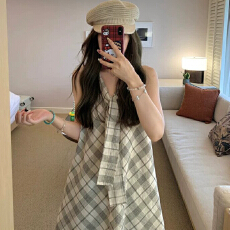 夏季新款法式无袖格纹挂脖吊带连衣裙女小个子遮肚显瘦气质背心裙