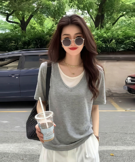 느긋한 바람 회색 V넥 긍정적 인 어깨 반팔 티셔츠 여성 2026 여름 새로운 빅 사이즈 지방 mm 페이크 레이어드 슬림해 보이는 맨위