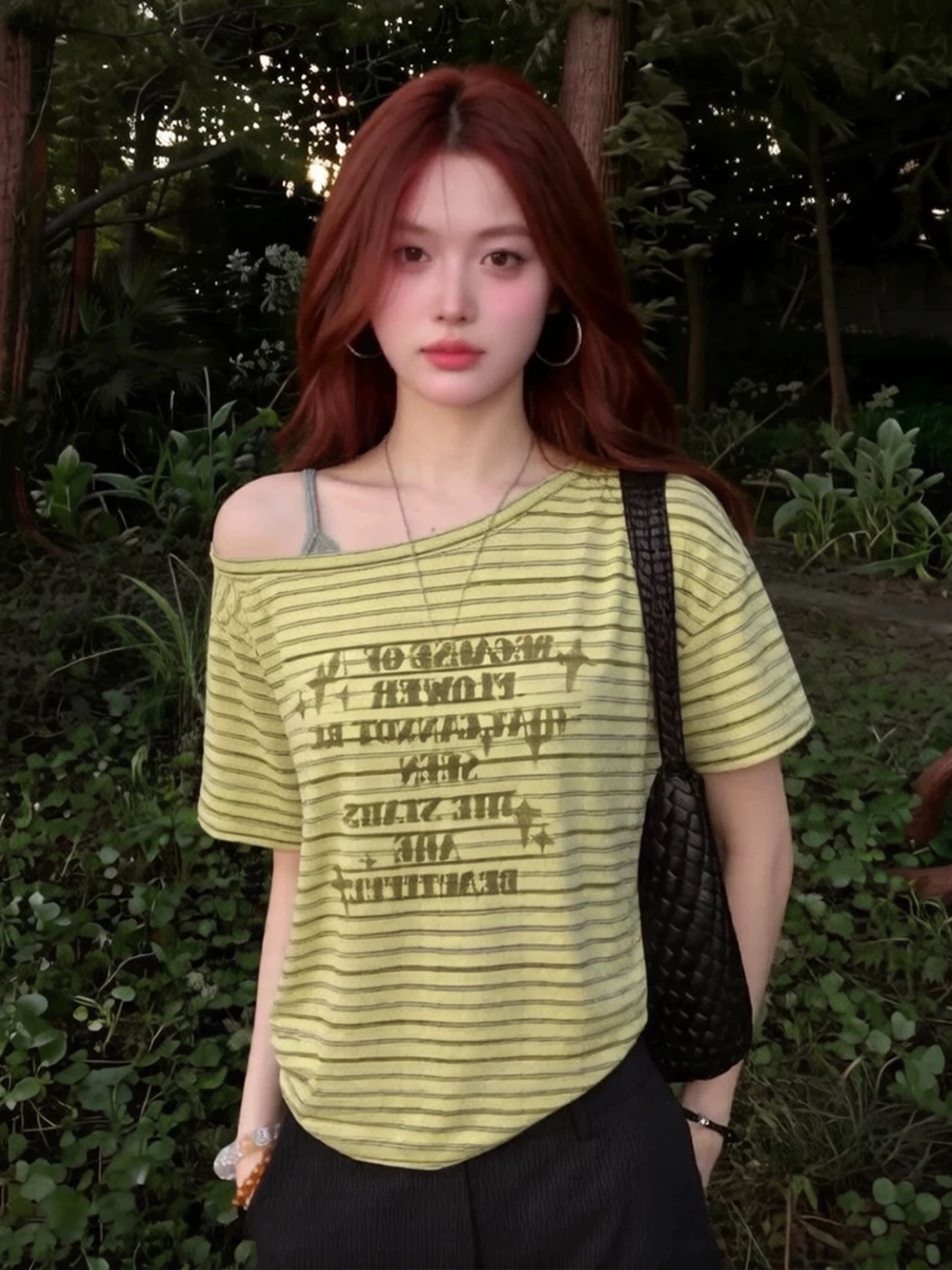 레트로 스트라이프 알파벳 프린트 비스듬한 칼라 반팔 티셔츠 여성 2026 년 여름 루즈핏 슬림해 보이는 슬립 오프숄더 맨위