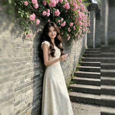 批发2026夏季新款森系温柔风V领连衣裙女肌理感蕾丝花边系带中长裙子