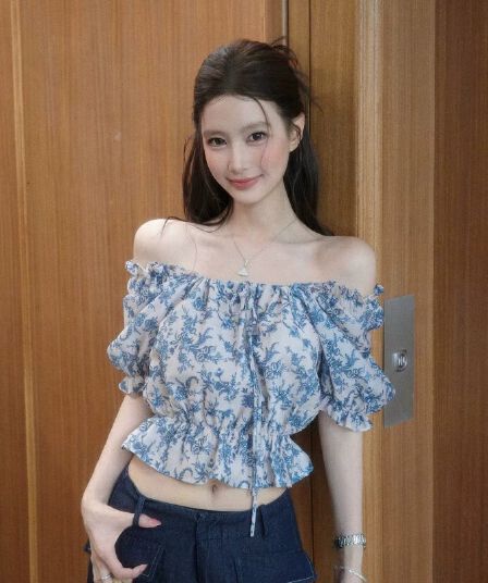 프랑스식 전원 바람 오프숄더 수신 Pleat 꽃무늬 티셔츠 여성 2026 새로운 여름 레트로 디자인 센스 쇼트 스타일 맨위