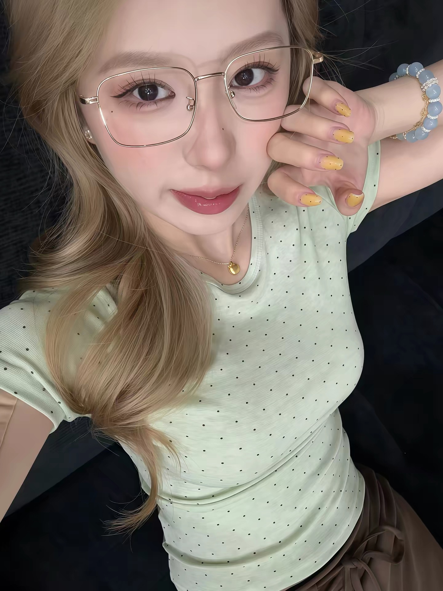 한 부서 섹시함 핫걸 바람 라운드 넥 도트 무늬 반팔 티셔츠 여름 새로운 여성 몸매 가꾸기 자이언트 잘 생긴 ins 아름다운 맨위