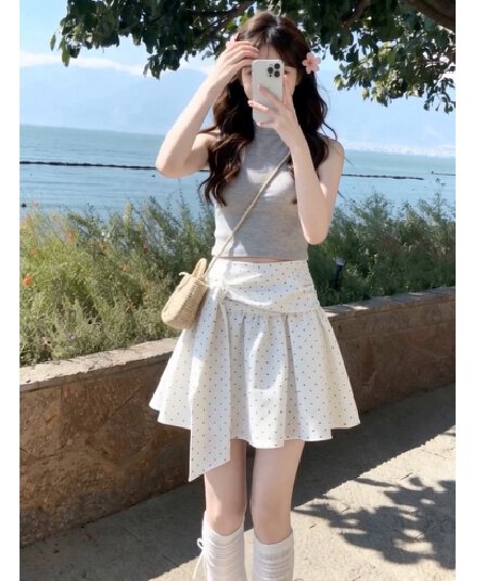 miu 부서 불규칙 도트 무늬 반신 스커트 여성 2026 여름 새로운 레이스업 슬림해 보이는 표지 넓적 다리 한 마디 미니 스커트 플리츠 스커트