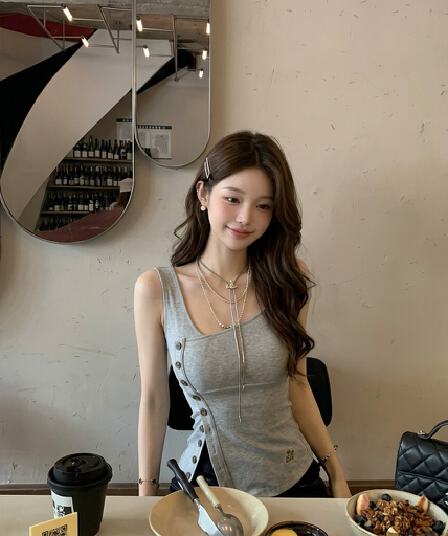 2026 여름 새로운 핫걸 바람 디자인 센스 비스듬한 칼라 비대칭 트임 단추 조끼 여성 민소매 맨위 여성