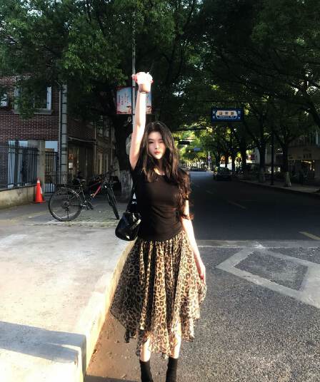 여름 켜기 새로운 2026 새로운 불규칙 레오파드 무늬 치마 한 마디 반신 스커트 우아한 Tulle 비스듬한 자르다 레트로 슬림해 보이는 치마