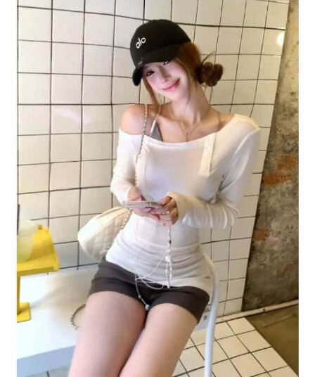 2026 슈퍼 화재 이른 가을 그레이트 통해보기 가져 가라. 화이트 비스듬한 어깨 긴팔 티셔츠 핫걸 맨위 여성