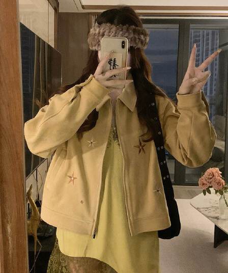 자이언트 잘 생긴 ~ 중 작은 키 스웨이드 원단 짧은 여성 코트 조기 가을 새로운 한 부서 캐주얼 자수 재킷 맨위