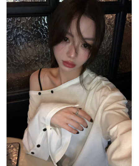 단추 오프숄더 티셔츠 여성 2026 이른 가을 얇은 스타일 작은 심장 기계 순수한 욕망 바람 긴팔 자외선 차단 비스듬한 어깨 작은 셔츠
