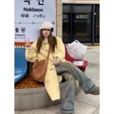 批发芒果舒芙蕾 黄色软糯羊羔毛<b class='q'>外套</b>女冬季中长款牛角扣大衣毛毛<b class='q'>外套</b>