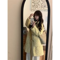 批发黄色软糯糯环保羊羔毛牛角扣中长款温柔慵懒宽松皮毛一体冬<b class='q'>外套</b>女