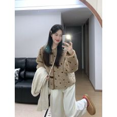 批发牛角扣加厚保暖款超好看<b class='q'>外套</b>夹克上衣宽松型人造毛<b class='q'>百搭</b>款甜美女装