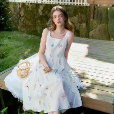 批发植物碎花吊带<b class='q'>连衣裙</b>女2026年夏季宽肩带设计遮肉显瘦方领裙