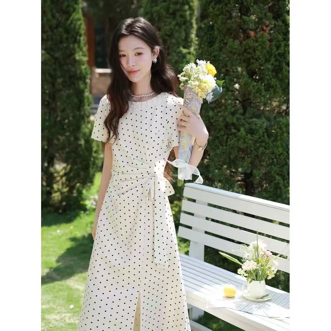 도트 무늬 허리 수축 여성 드레스 2026 여름 레이스업 트임 디자인 품격 슬림해 보이는 출퇴근 롱 코트 A라인 스커트