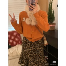 批发2025<b class='q'>秋</b>冬新款新年红色毛绒领针织衫<b class='q'>秋</b>冬氛围感显瘦保暖毛衣开衫