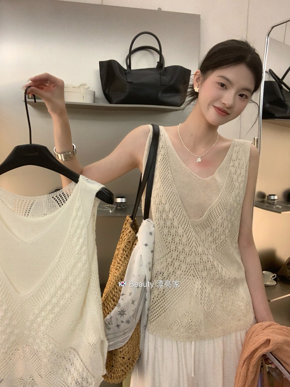 2026 여름 새로운 몸매 가꾸기 슬림해 보이는 패션 다용도 맨위 페이크 레이어드 민소매 V넥 털 니트 스웨터 여성