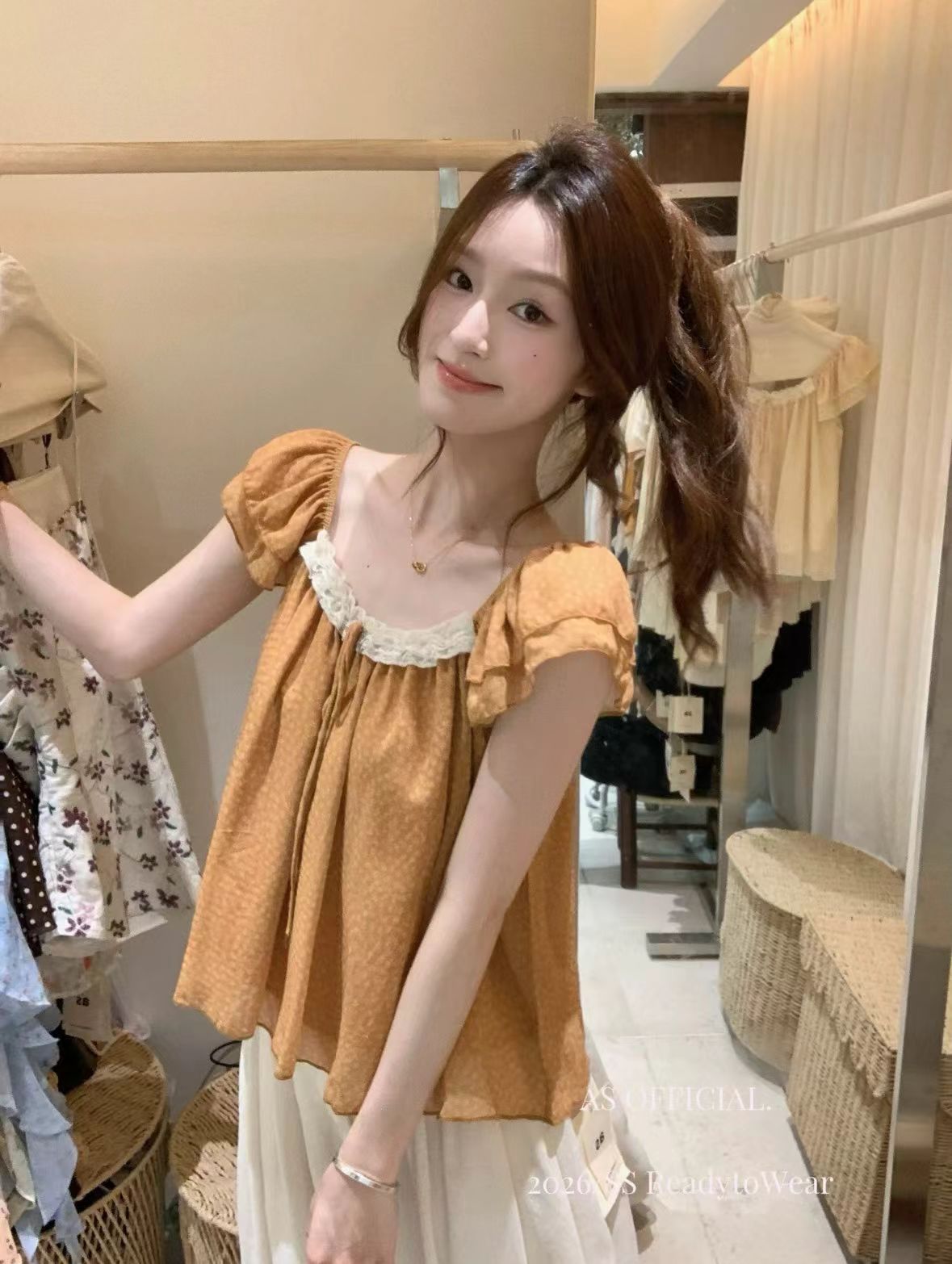 부드러운 바람 프릴 레이스업 작은 날다 소매 꽃무늬 여성 셔츠 여름 2026 패션 연령 감소 루즈핏 표지 고기 맨위