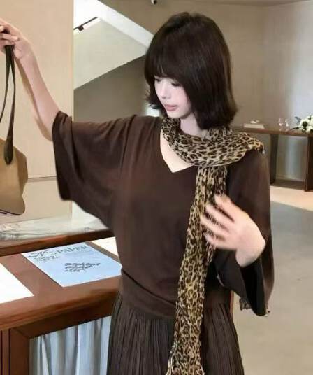 느긋한 윈디 V넥 반팔 티셔츠 여성 루즈핏 다용도 맨위 빅 사이즈 표지 고기 슬림해 보이는 2026 여름 새로운