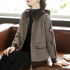 批发2026春季新款中年妈妈外套品牌千鸟格呢子洋气中老年女连帽高级感