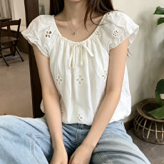 批发有货法式气质刺绣镂空勾花圆领泡泡袖衬衫女夏时尚减龄花苞上衣
