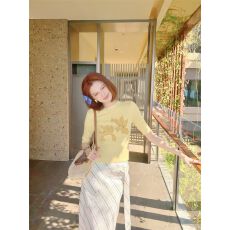 批发夏日多巴胺黄色花朵针织T恤女韩系独特漂亮修身显瘦百搭半袖上衣