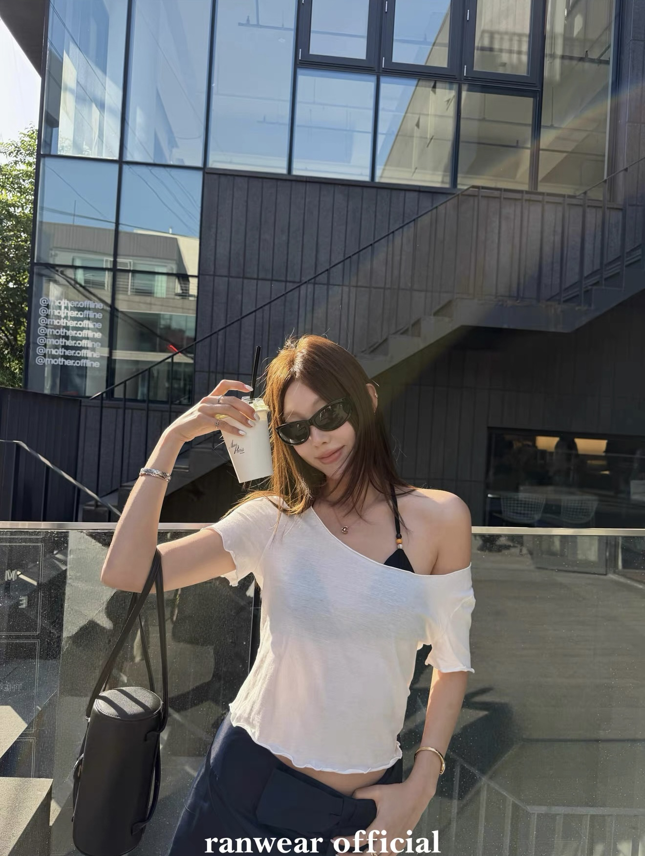 ranwear 프라임 연 셔츠 순면 느긋한 비스듬한 어깨 부드러운 찹쌀 편안함 티셔츠 슬림해 보이는 프릴 단색 반팔