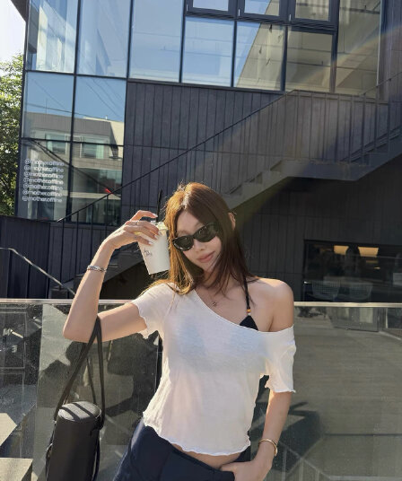 ranwear 프라임 연 셔츠 순면 느긋한 비스듬한 어깨 부드러운 찹쌀 편안함 티셔츠 슬림해 보이는 프릴 단색 반팔