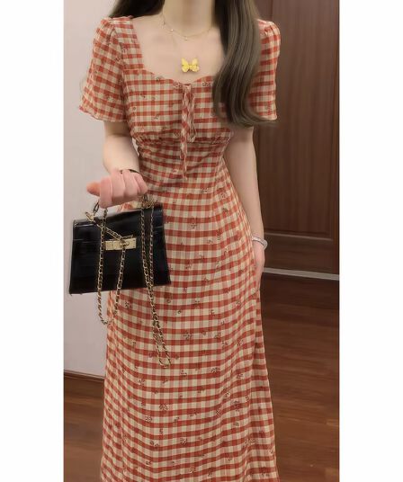 실사 체크무늬 여성 드레스 2026 년 여름 새로운 광장 칼라 허리 수축 슬림해 보이는 롱 코트 치마