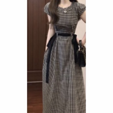 批发法式复古经典<b class='q'>黑白</b>格子<b class='q'>连衣裙</b>泡泡袖抽绳收腰显瘦气质长裙