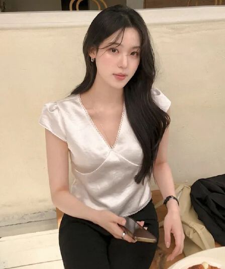있음 창고 프랑스식 품격 우아함 레트로 미니멀리즘 V넥 일상 다용도 작은 셔츠 구슬 빛 센스 맨위
