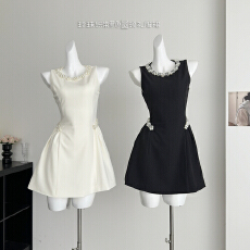 批发DPLAY2026春季新款黑色圆领礼服裙女腰部珍珠织带<b class='q'>时尚</b>短款裙子