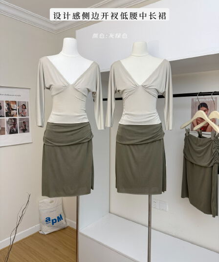 with jean 로우 웨이스트 중간 길이 스커트 측면 트임 디자인 허리 있음 주름 세부 사항