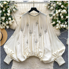 批发彩依 2026新款  镶钻圆领灯笼袖缎面衬衫女时尚宽松收腰遮肉上衣