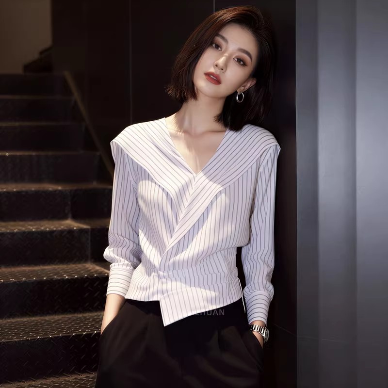 2026 봄 새로운 빛 요리 한 바람 스트라이프 긴팔 여성 셔츠 V넥 허리 수축 세련된 슬림해 보이는 빅 사이즈 인사이드 잡아라. 의류