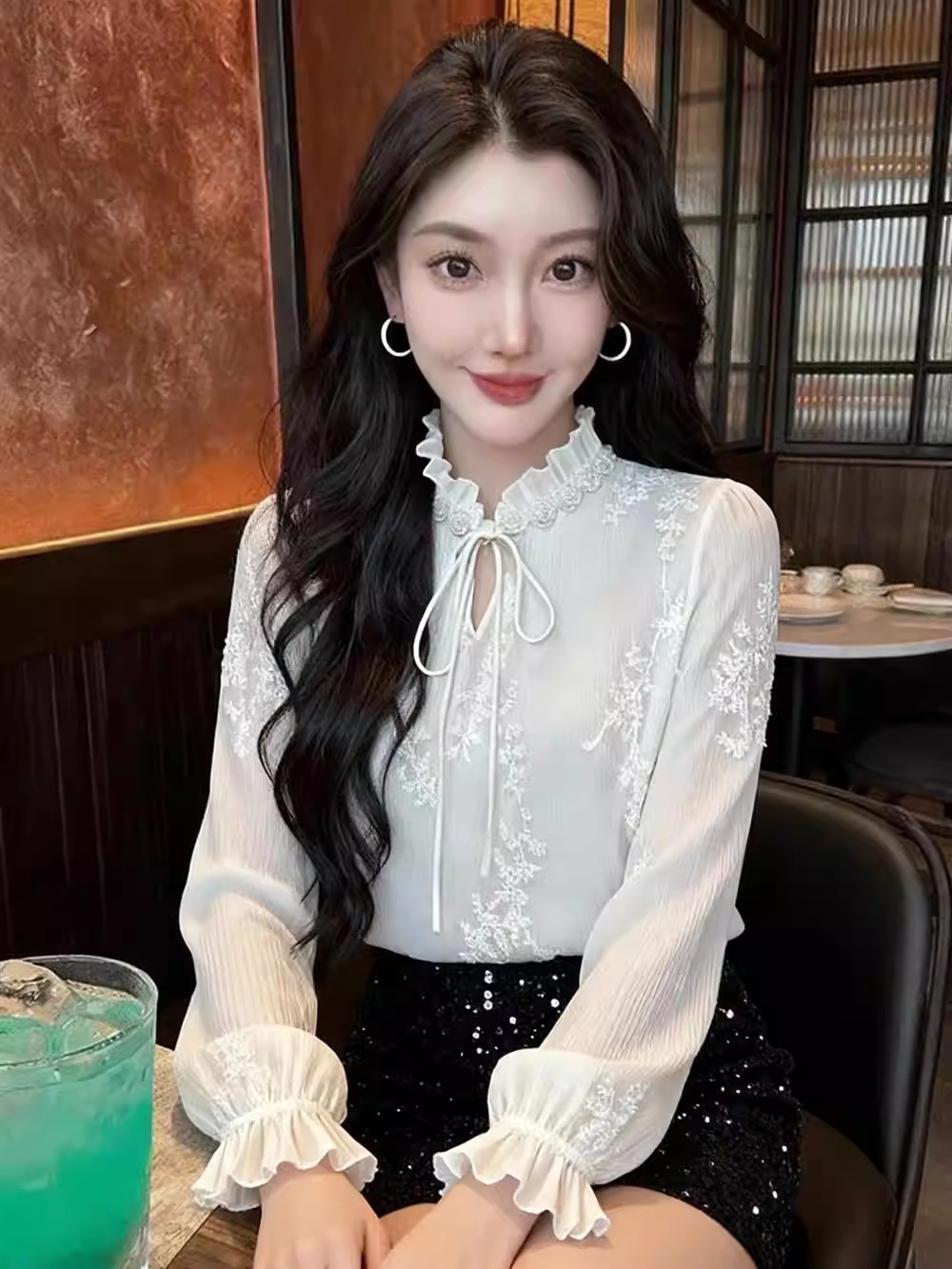 자수 꽃 스탠드 칼라 레이스업 긴팔 레이스 기본 셔츠 여성 2026 봄 새로운 다용도 품격 연령 감소 맨위