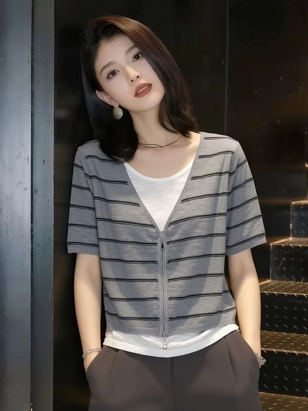2026 레트로 한 부서 페이크 레이어드 회색 스트라이프 루즈핏 반팔 티셔츠 여성 여름 아름다운 맨위 패션 캐주얼