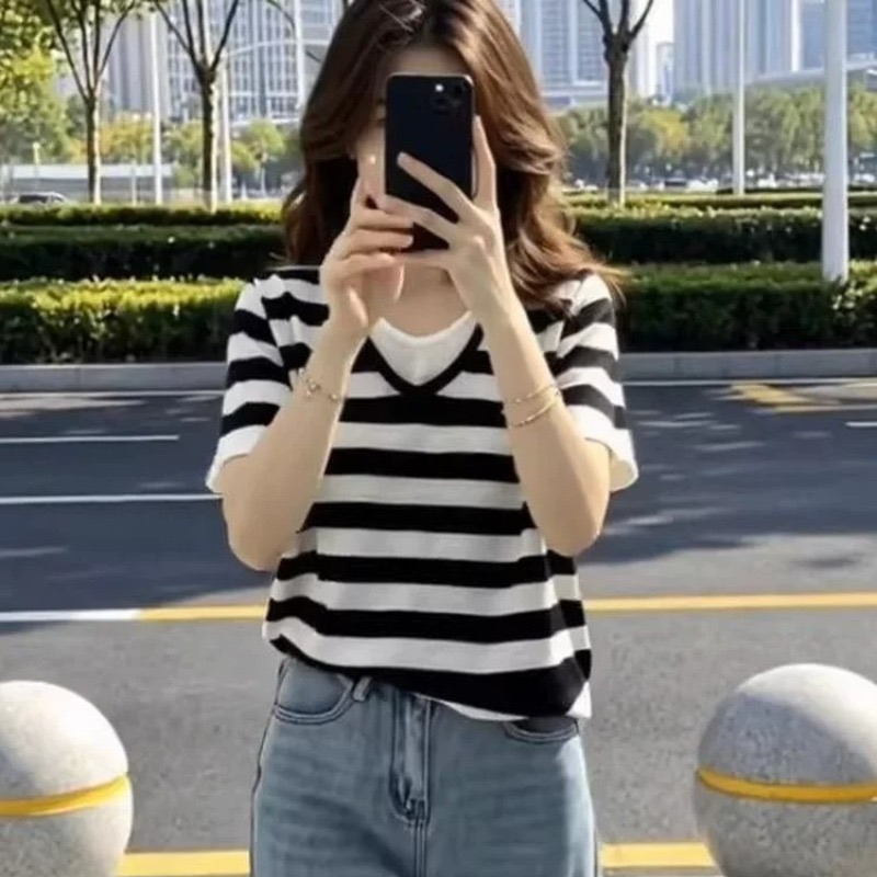 페이크 레이어드 스트라이프 배색 V넥 반팔 니트 스웨터 여성 여름 새로운 루즈핏 슬림해 보이는 다용도 외국 가스 얇은 맨위
