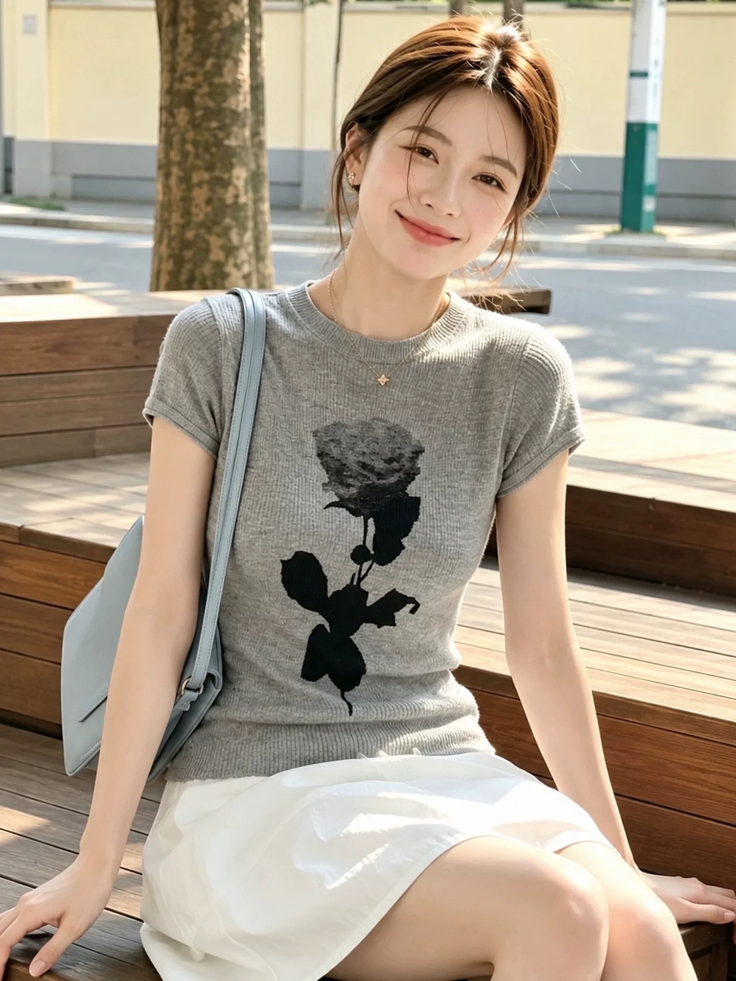 밝은 회색 색상 라운드 넥 프린트 반팔 몸매 가꾸기 티셔츠 여성 2026 여름 예술 건강 밝은 착용 가져 가라. 그리드 레이 첨부 된 의류