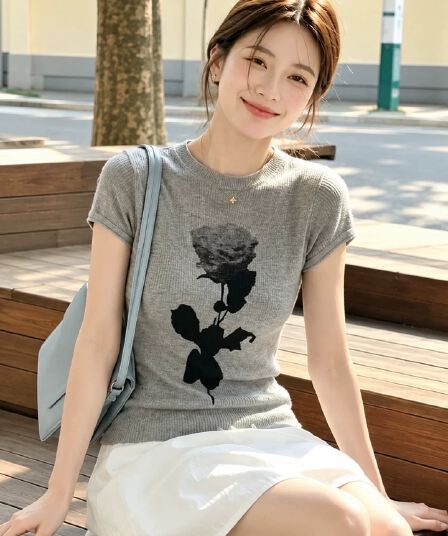 밝은 회색 색상 라운드 넥 프린트 반팔 몸매 가꾸기 티셔츠 여성 2026 여름 예술 건강 밝은 착용 가져 가라. 그리드 레이 첨부 된 의류