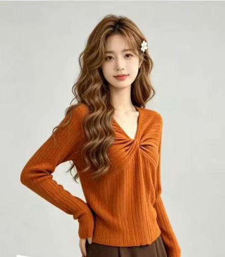 캐러멜 색상 V넥 가슴 비틀림 수직 구덩이 기사 니트 작은 셔츠 여성 봄 가을 슬림해 보이는 다용도 기본 셔츠